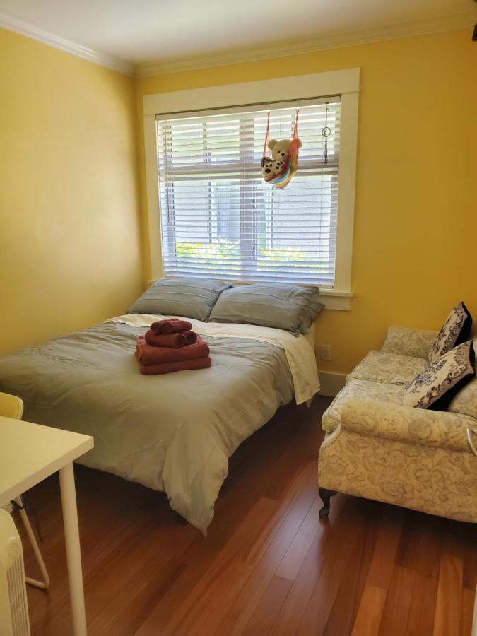 Elegant, Sunny Modern With Skylights - Kitsilano, Guest house