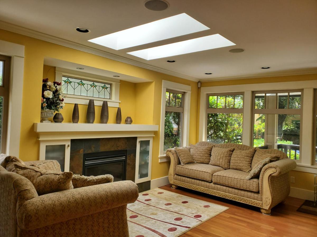 Elegant, Sunny Modern With Skylights - Kitsilano, Guest house *