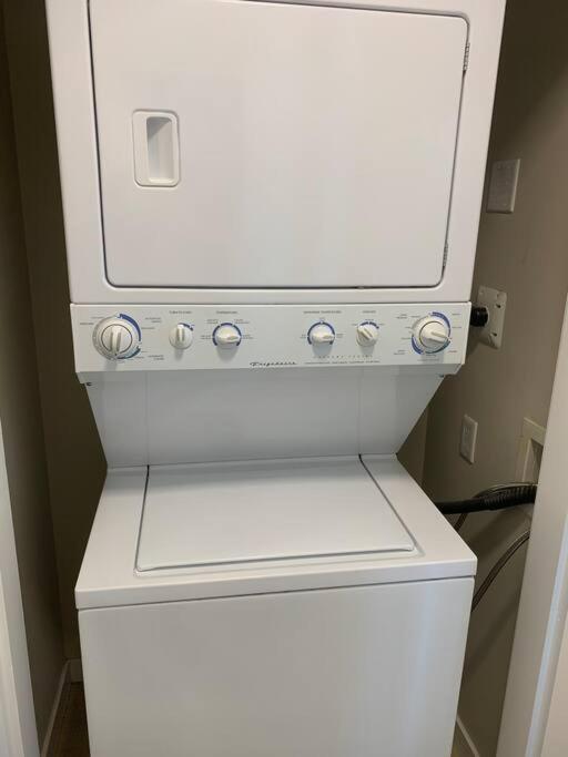 Downtown 3br/2ba+views+skytrain+free Parking Apartment