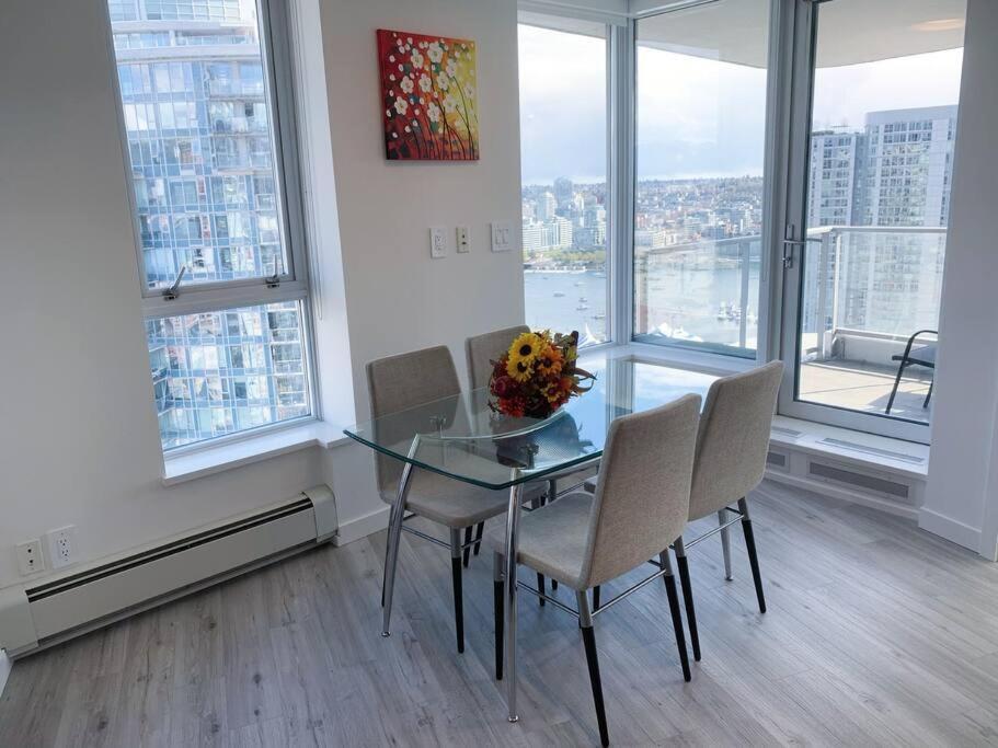 Downtown 3br/2ba+views+skytrain+free Parking * Vancouver