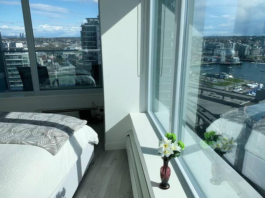 Apartment Downtown 3br/2ba+views+skytrain+free Parking
