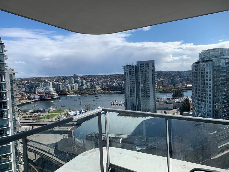 Apartment Downtown 3br/2ba+views+skytrain+free Parking