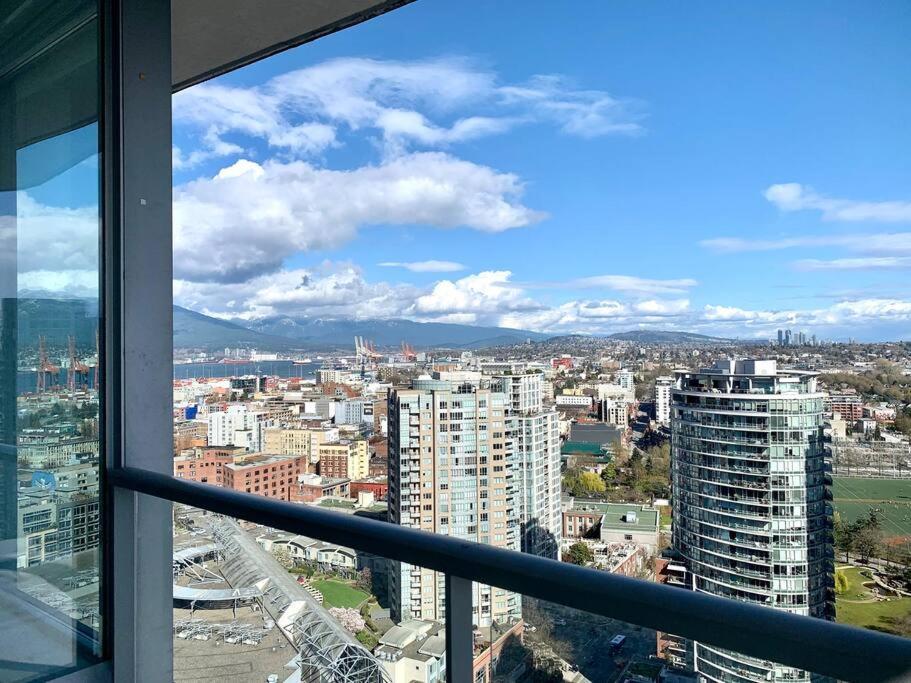 Apartment Downtown 3br/2ba+views+skytrain+free Parking Vancouver