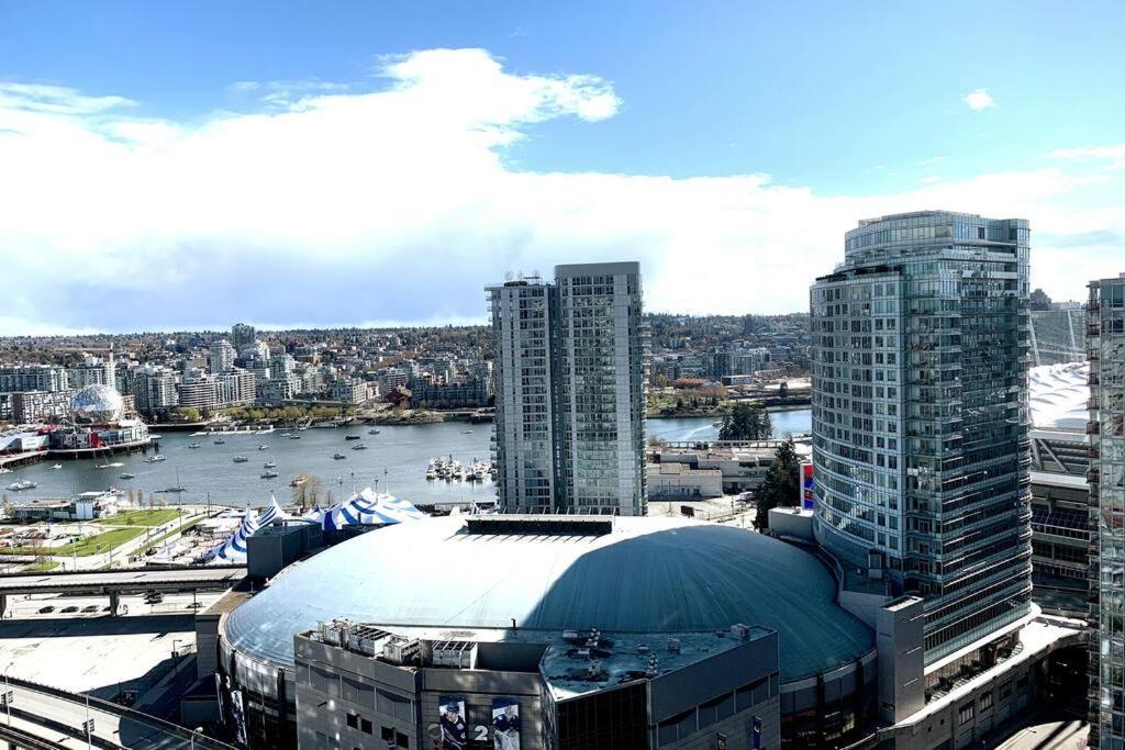 Downtown 3br/2ba+views+skytrain+free Parking Apartment *