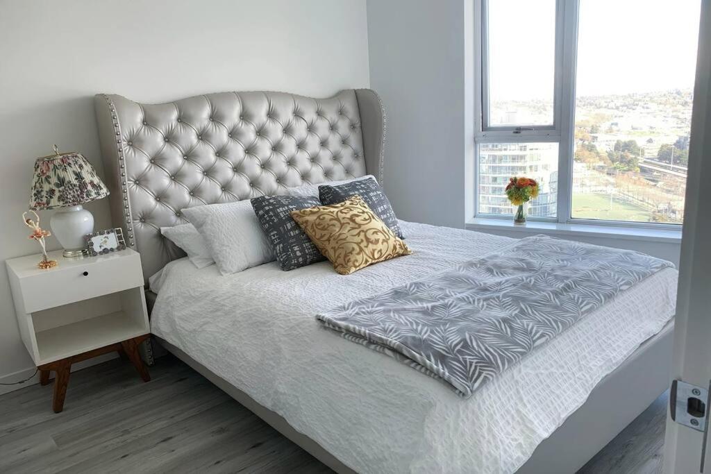 Downtown 3br/2ba+views+skytrain+free Parking Apartment