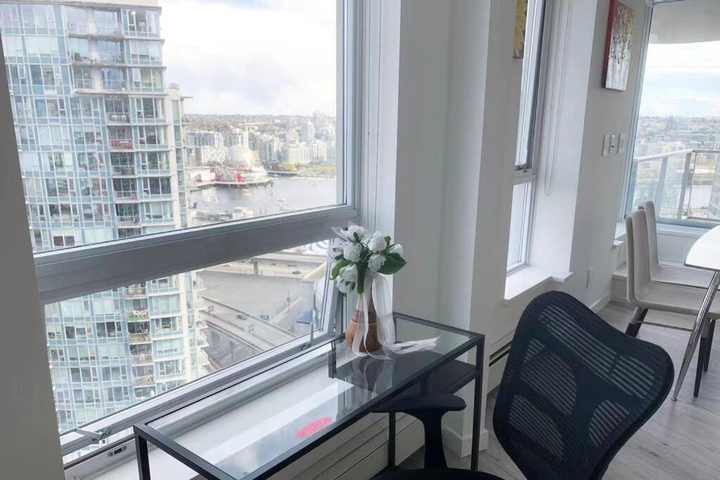 Apartment Downtown 3br/2ba+views+skytrain+free Parking Vancouver