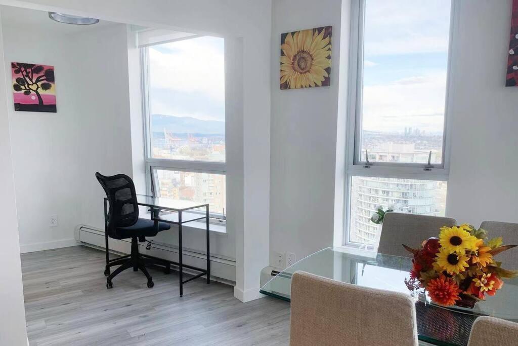 Apartment Downtown 3br/2ba+views+skytrain+free Parking