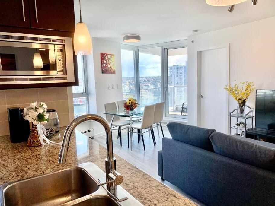 Downtown 3br/2ba+views+skytrain+free Parking