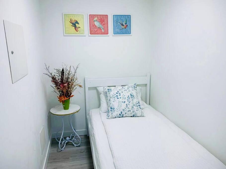 Downtown 3br/2ba+views+skytrain+free Parking Apartment *