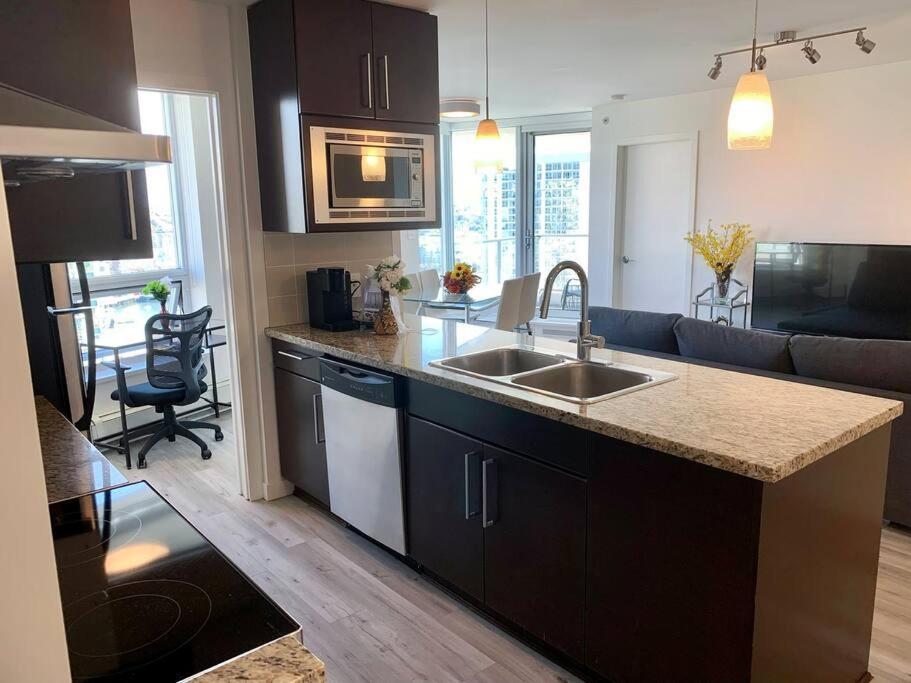 Downtown 3br/2ba+views+skytrain+free Parking Vancouver