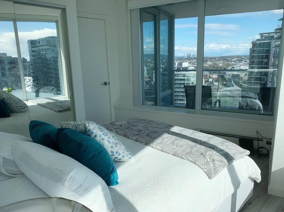 Apartment Downtown 3br/2ba+views+skytrain+free Parking *