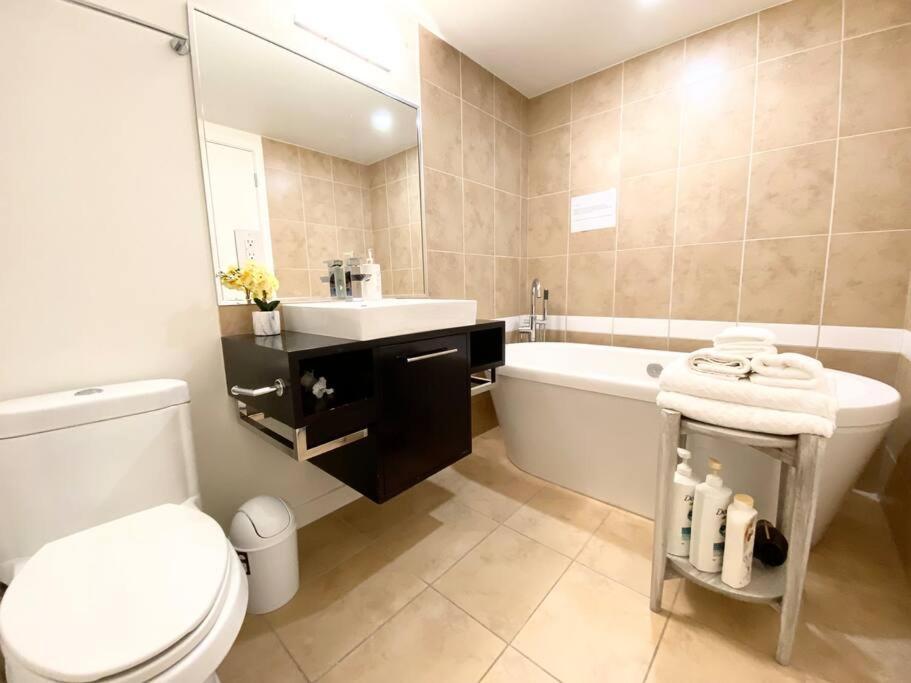 Downtown 3br/2ba+views+skytrain+free Parking * Vancouver
