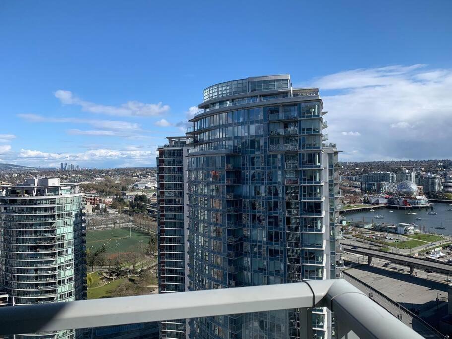 Apartment Downtown 3br/2ba+views+skytrain+free Parking *