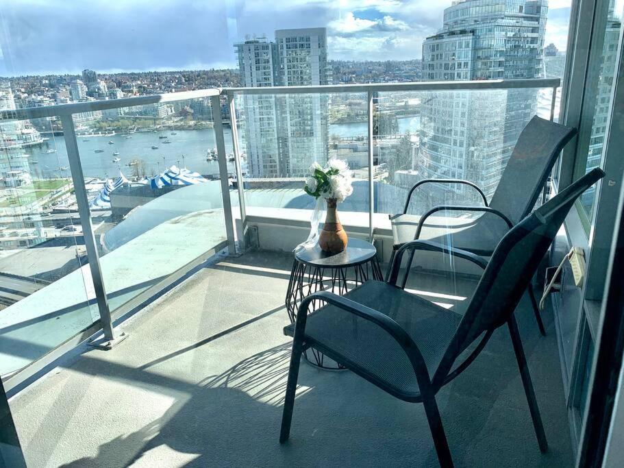 Downtown 3br/2ba+views+skytrain+free Parking Apartment *
