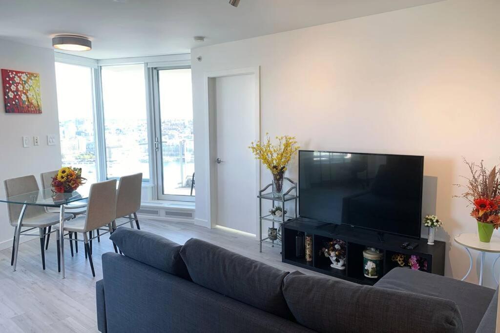 Downtown 3br/2ba+views+skytrain+free Parking Apartment *
