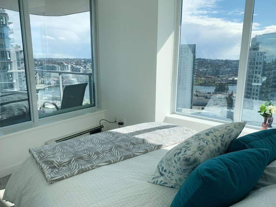 Apartment Downtown 3br/2ba+views+skytrain+free Parking