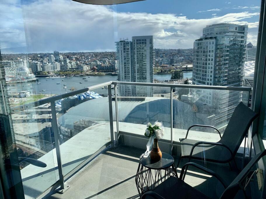 Downtown 3br/2ba+views+skytrain+free Parking Vancouver