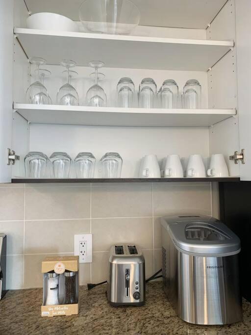 Apartment Downtown 3br/2ba+views+skytrain+free Parking *