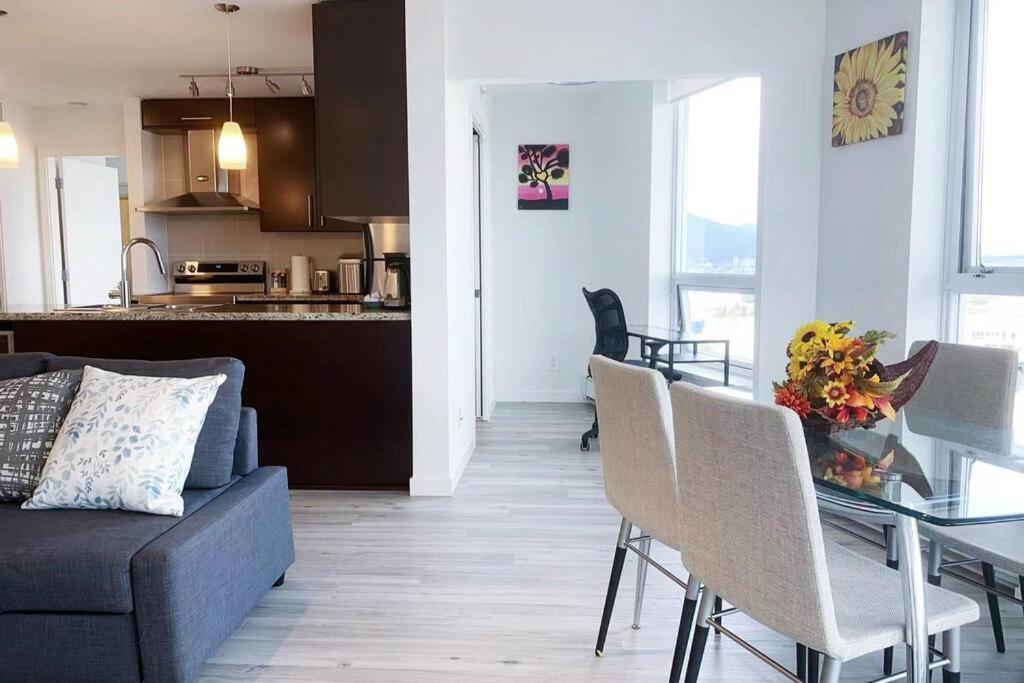 Downtown 3br/2ba+views+skytrain+free Parking Vancouver