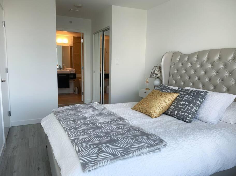 Apartment Downtown 3br/2ba+views+skytrain+free Parking *