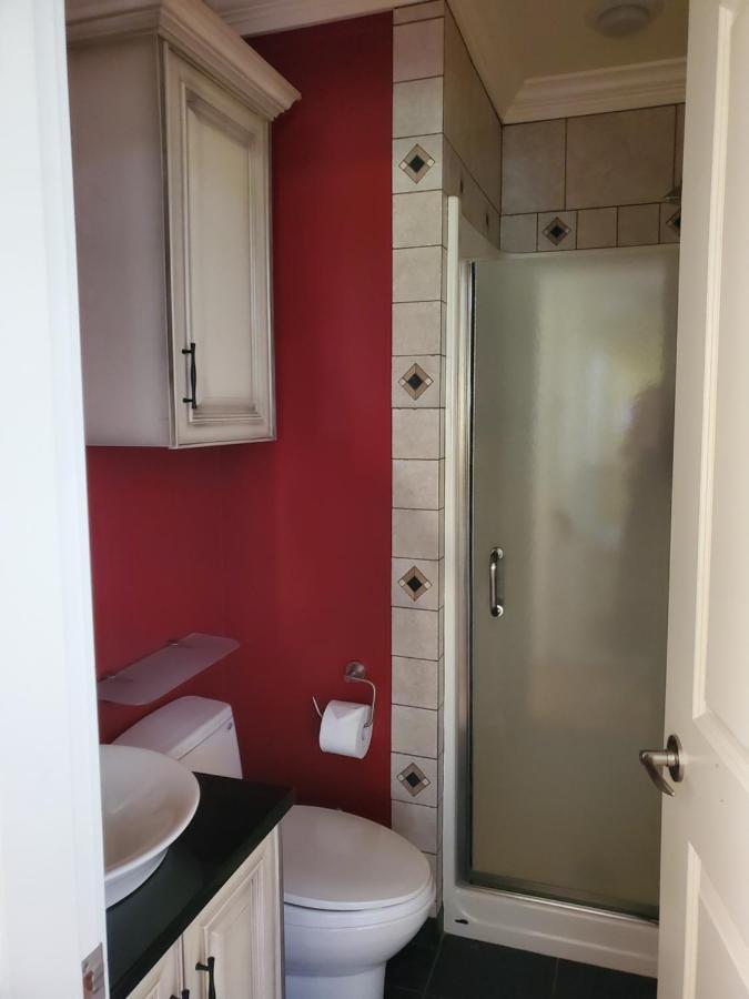 Elegant, Sunny Modern With Skylights - Kitsilano, Guest house