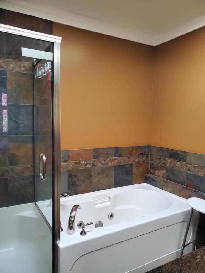 Elegant, Sunny Modern With Skylights - Kitsilano, Guest house Vancouver