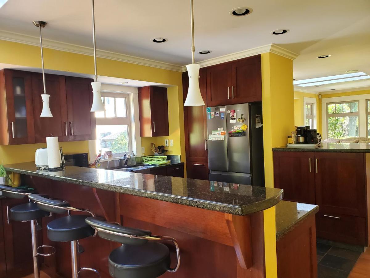 Elegant, Sunny Modern With Skylights - Kitsilano, Guest house Vancouver