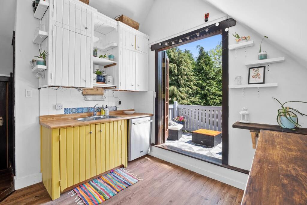 Apartment Rare Find In Kitsilano! *