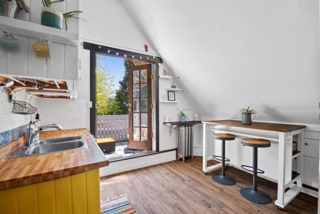 Rare Find In Kitsilano! Apartment *