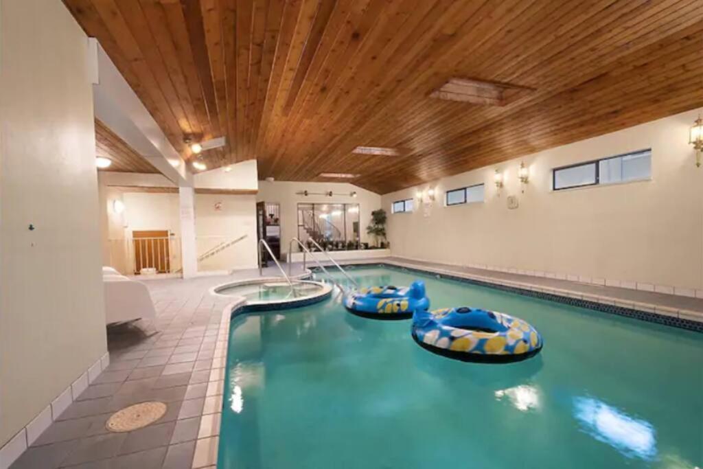 Westside Pool Home-8 Min To Downtown, Yard Parking Villa