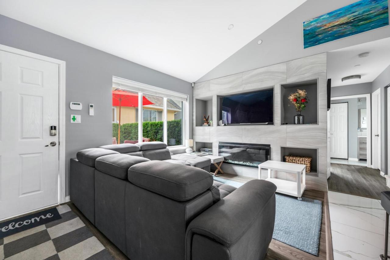 Stylish Dual Bedroom In Van West Vancouver