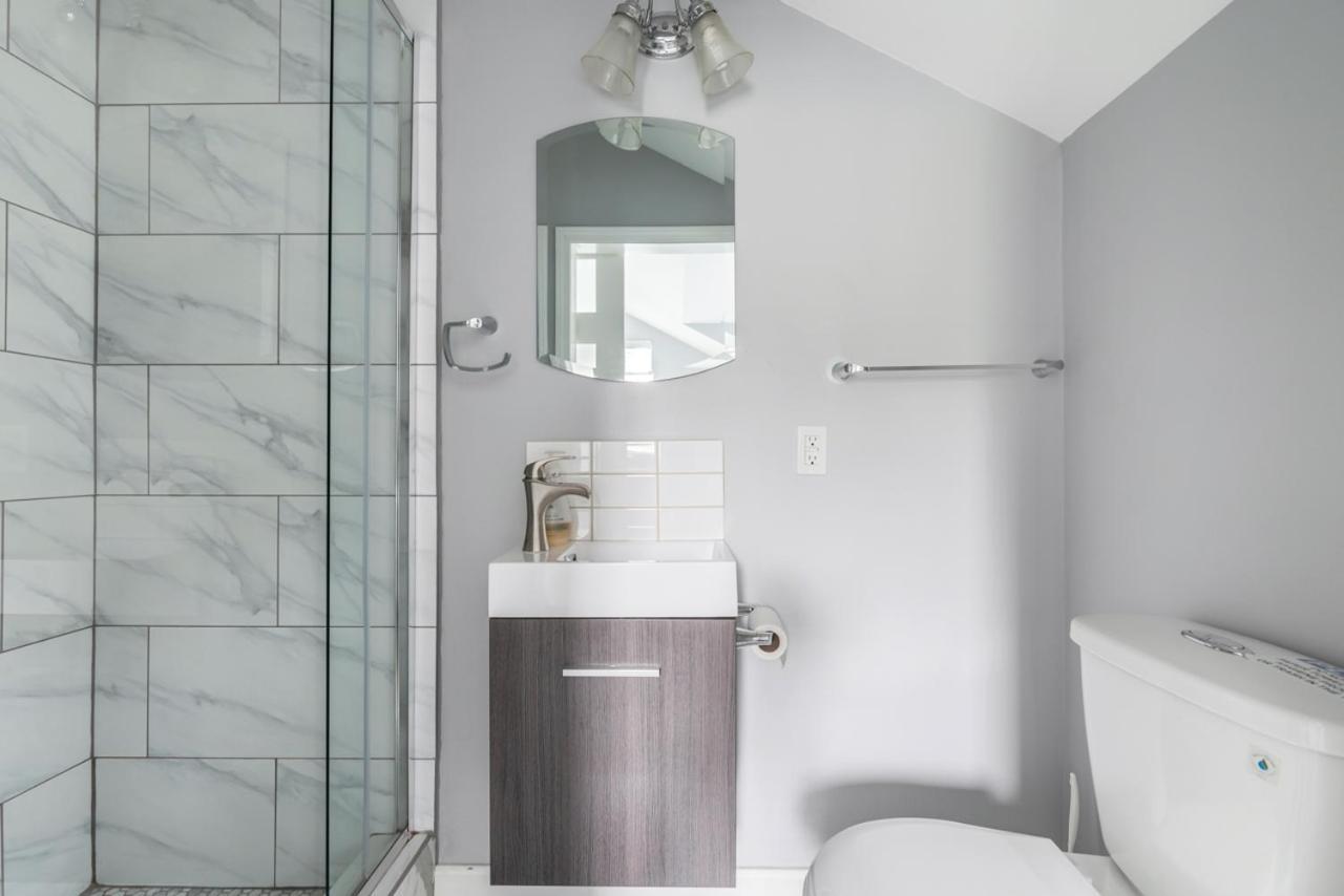 Stylish Dual Bedroom In Van West Vancouver