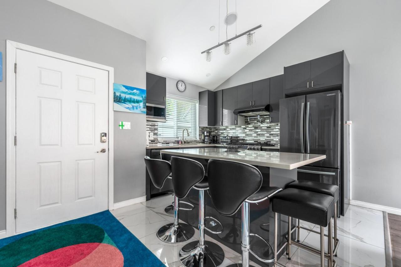 Stylish Dual Bedroom In Van West *