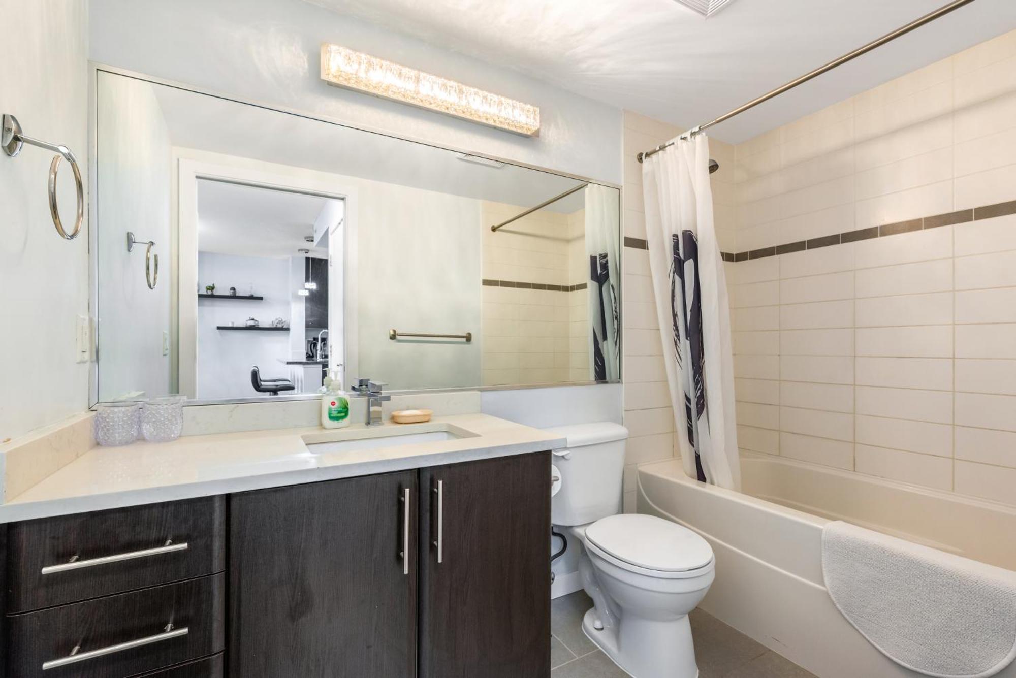 Downtown 1 Bedroom Water View Apartment