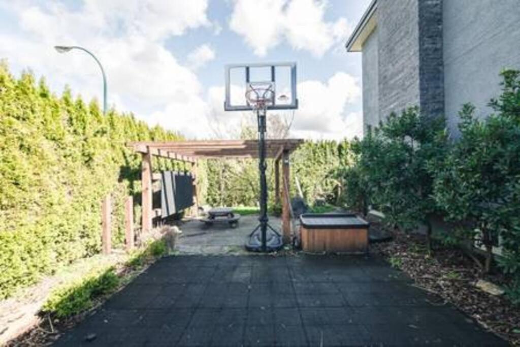 Corkscrew Willow Estate Holiday home