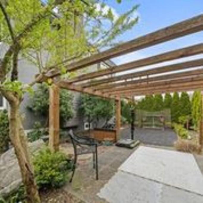 Corkscrew Willow Estate * Vancouver