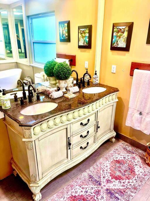 Corkscrew Willow Estate Holiday home