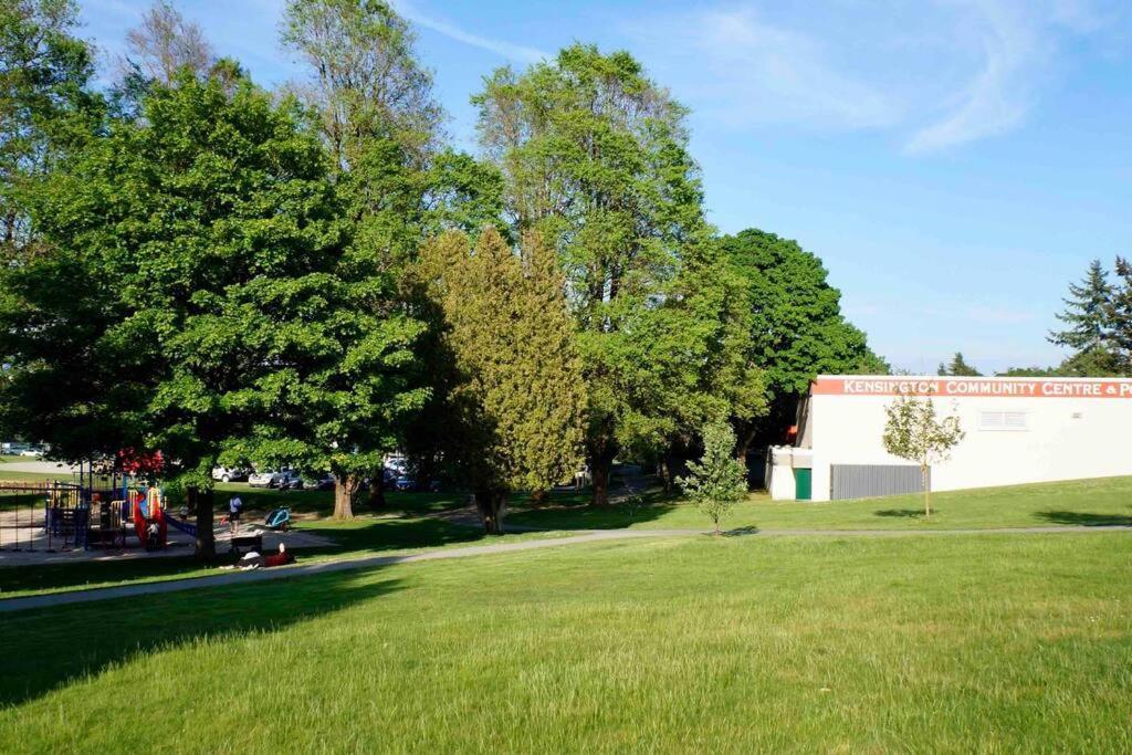 Newly Renovated Walkout Basement In With Separate Entrance Gasthof