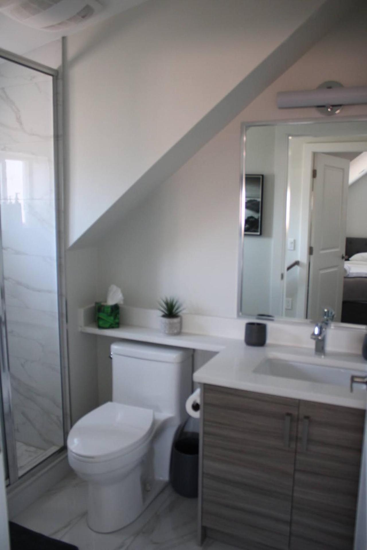 Ferienhaus Bright And Cozy Modern In - To Yvr-downtown - Free Private Parking Vancouver