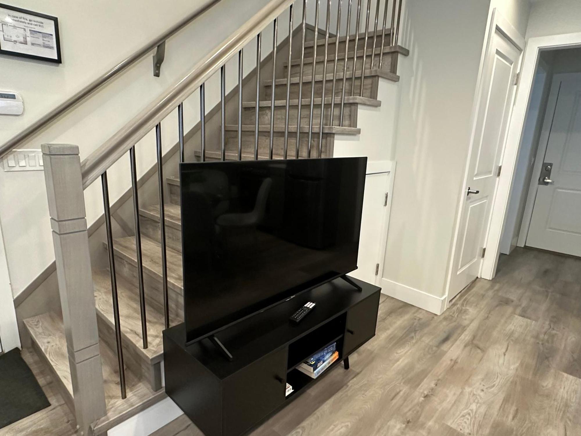 Ferienhaus Bright And Cozy Modern In - To Yvr-downtown - Free Private Parking