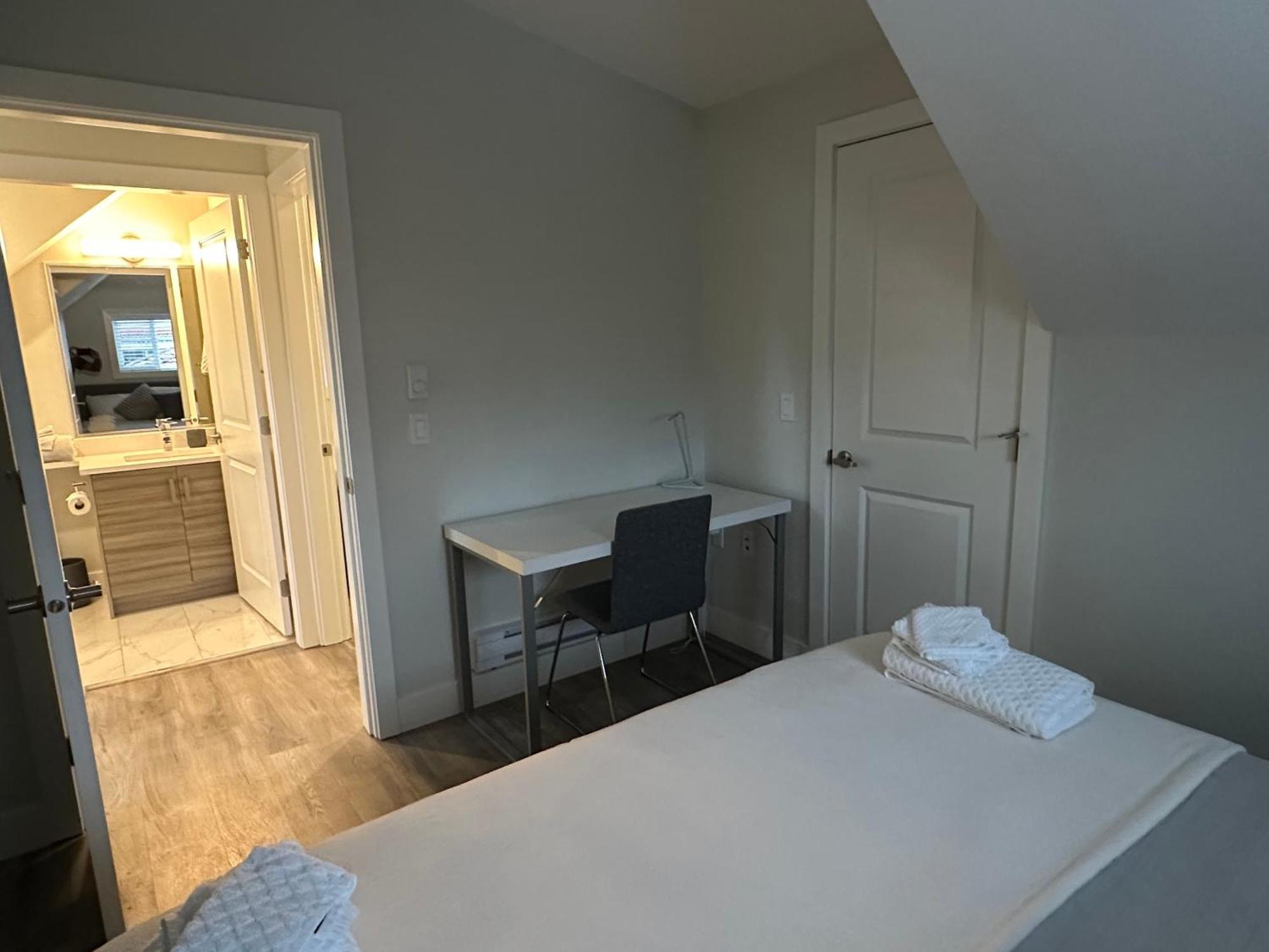 Bright And Cozy Modern In - To Yvr-downtown - Free Private Parking Ferienhaus Vancouver