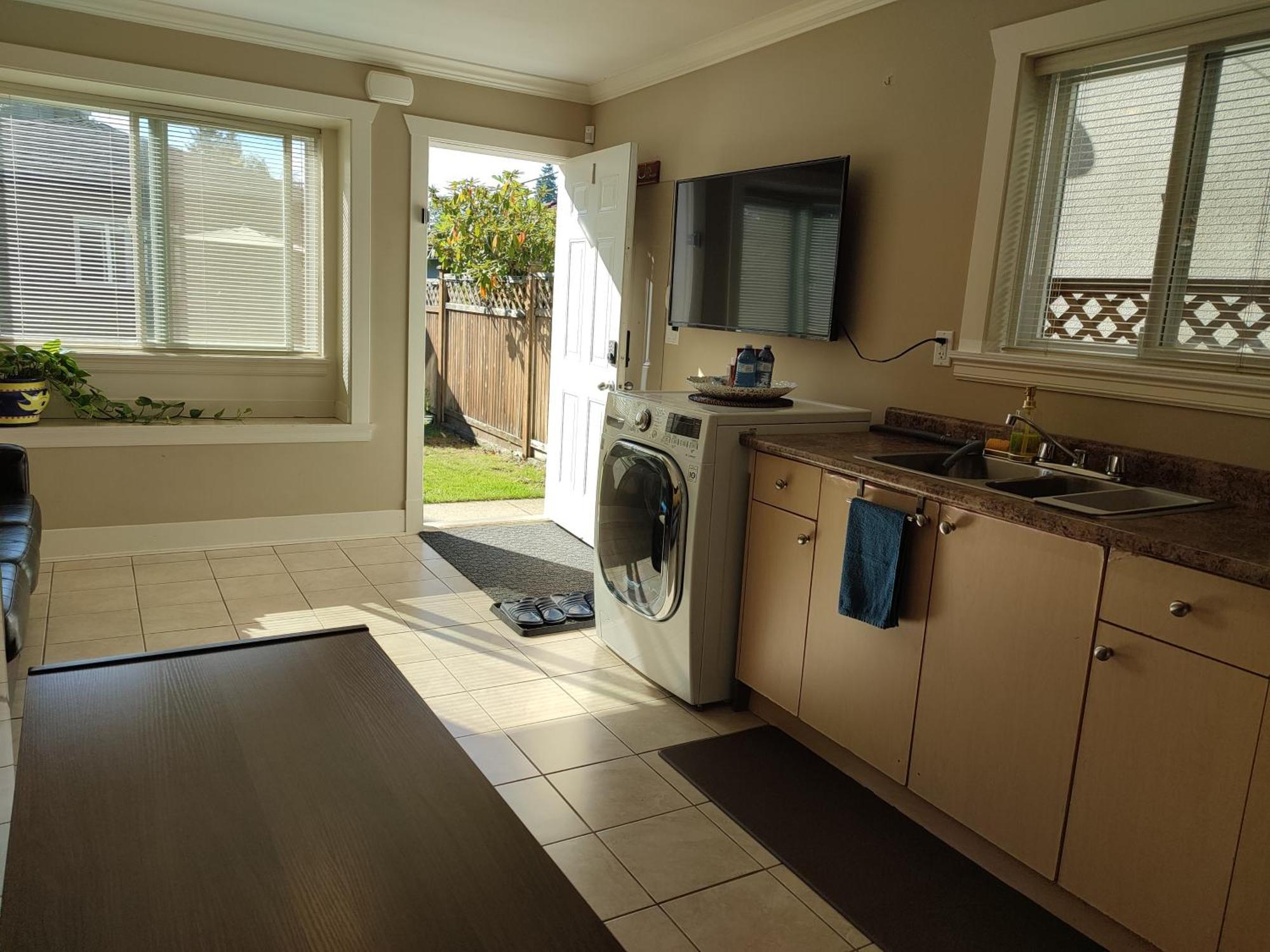 Private W King Bed, Ground Level, Naturally Bright * Vancouver