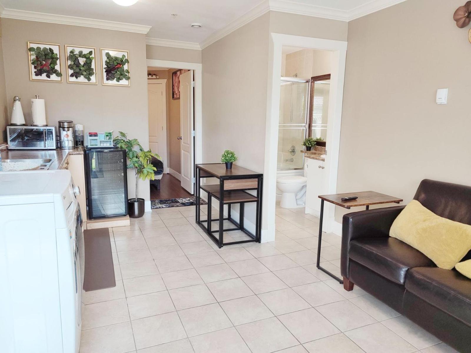 Private W King Bed, Ground Level, Naturally Bright Gasthof Vancouver