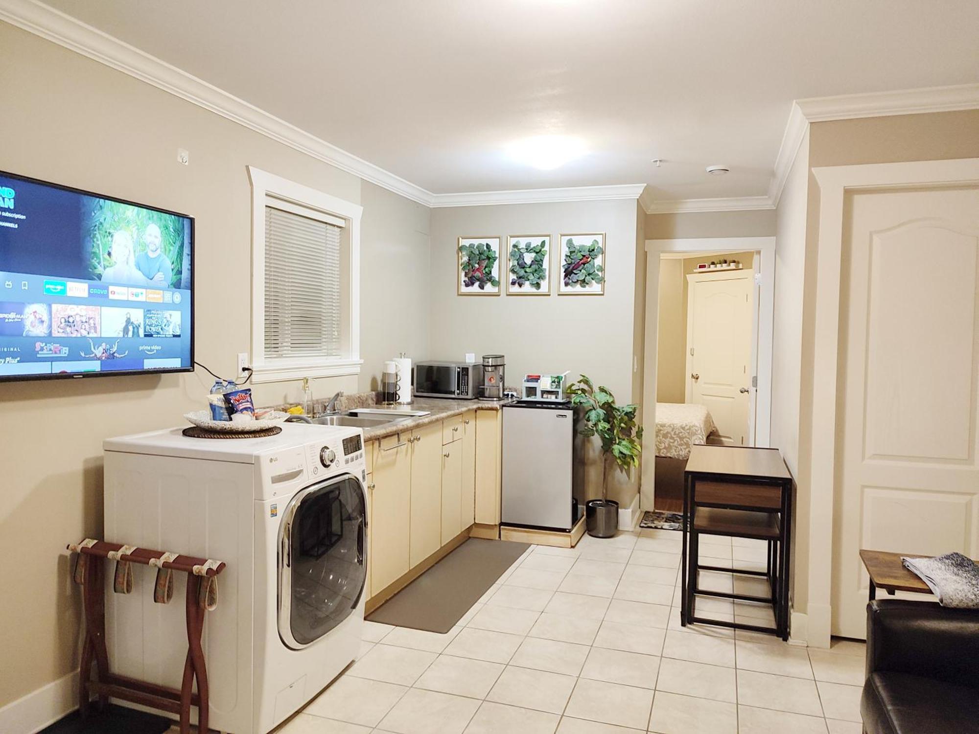 Private W King Bed, Ground Level, Naturally Bright Vancouver