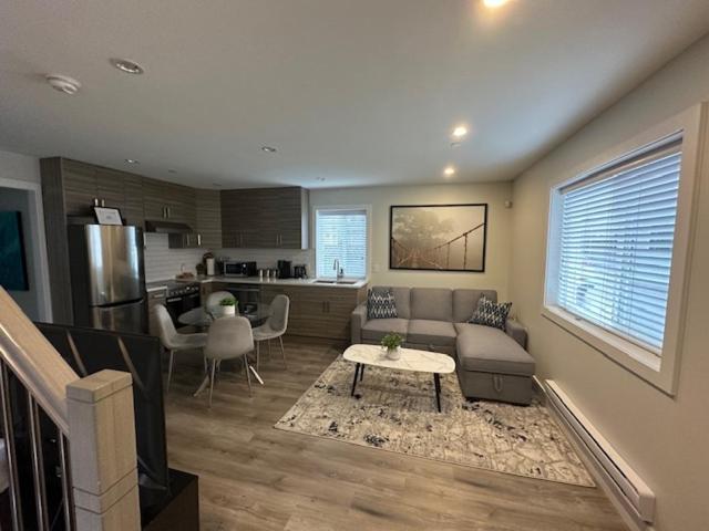 Bright And Cozy Modern In - To Yvr-downtown - Free Private Parking Ferienhaus Vancouver