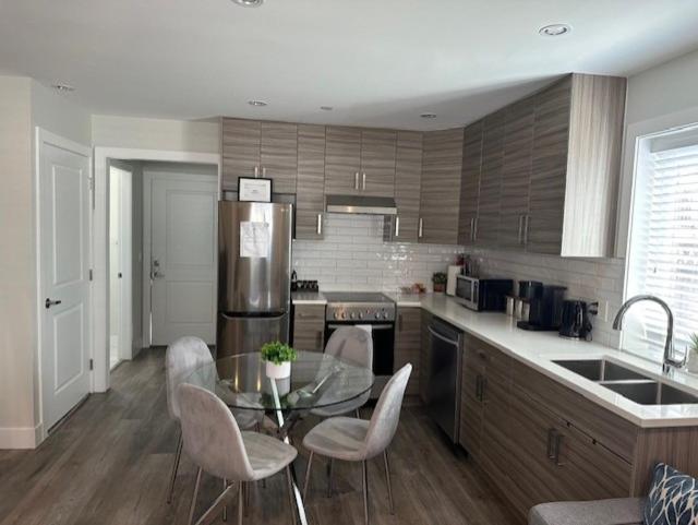Ferienhaus Bright And Cozy Modern In - To Yvr-downtown - Free Private Parking