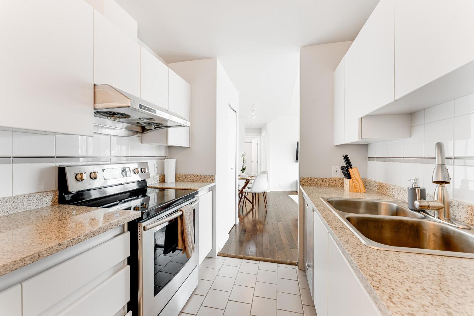 Urban Oasis 2 Bedroom With City And Mountain Views In Downtown Haven Apartment *