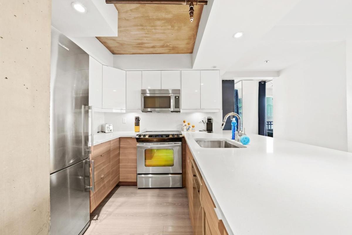 Beautiful 2 Bedroom Dt With Free Parking Apartment