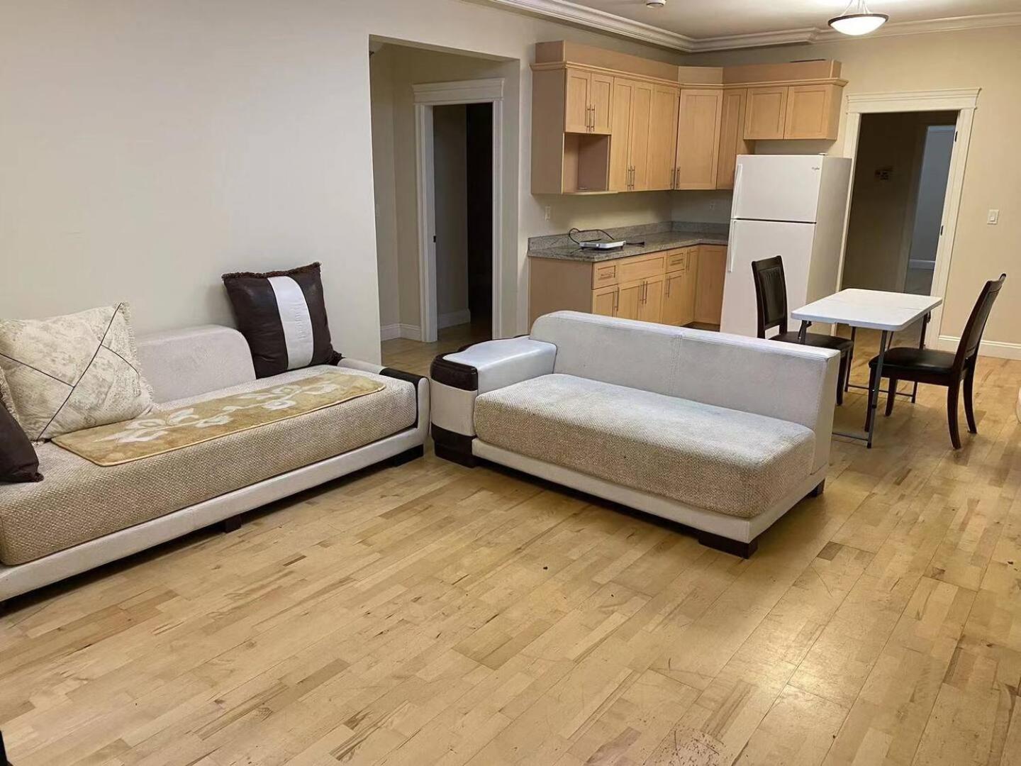 Spacious & Cozy 2 Bd In Heart Of Vancouver