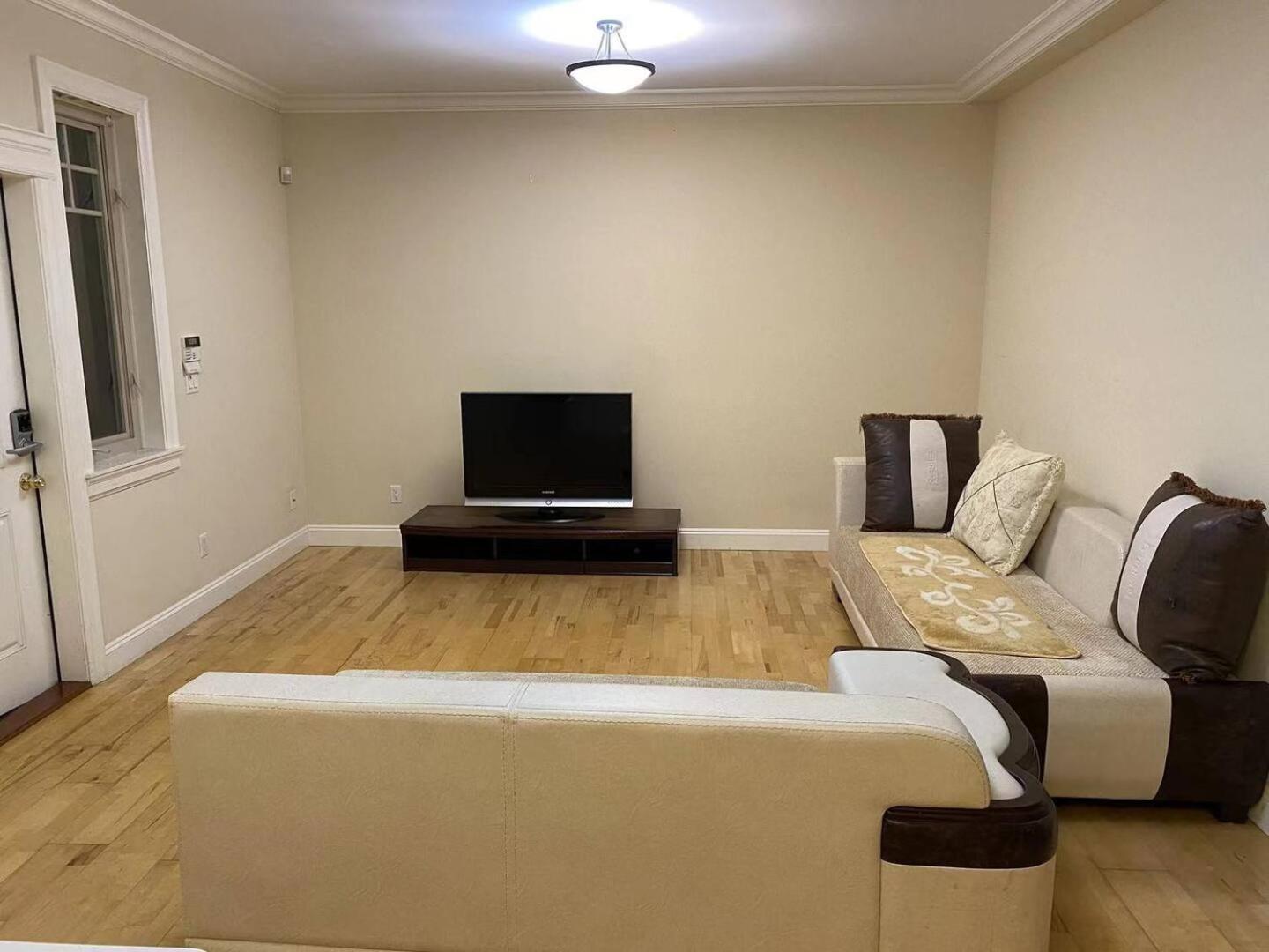Gasthof Spacious & Cozy 2 Bd In Heart Of